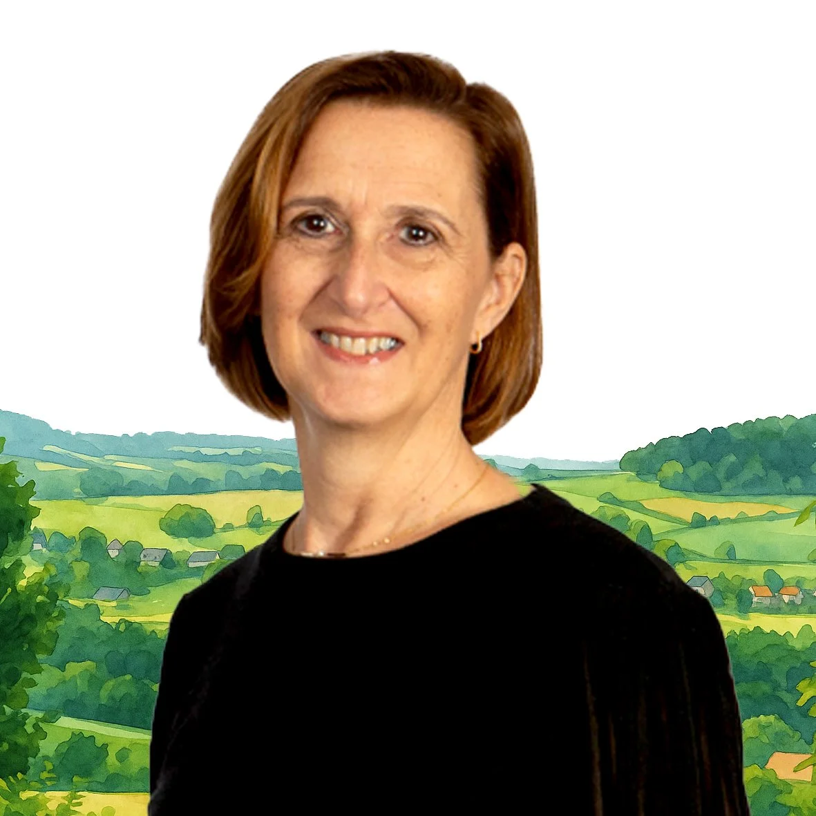 Portret van een vrouw met korte bruin haar, lachend, voor een schilderachtig landschap met groene heuvels en kleine huisjes.