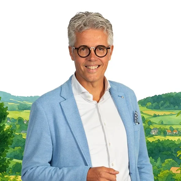 Een man met grijs haar en rond glazen, lachend, gekleed in een witte overhemd en een blauwe jas, voor een illustratieve achtergrond van een landschap met groene heuvels en dorpjes.