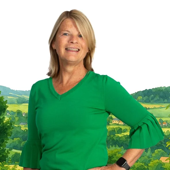 Vrouw in een groene blouse poseert voor een illustratieve achtergrond van het platteland