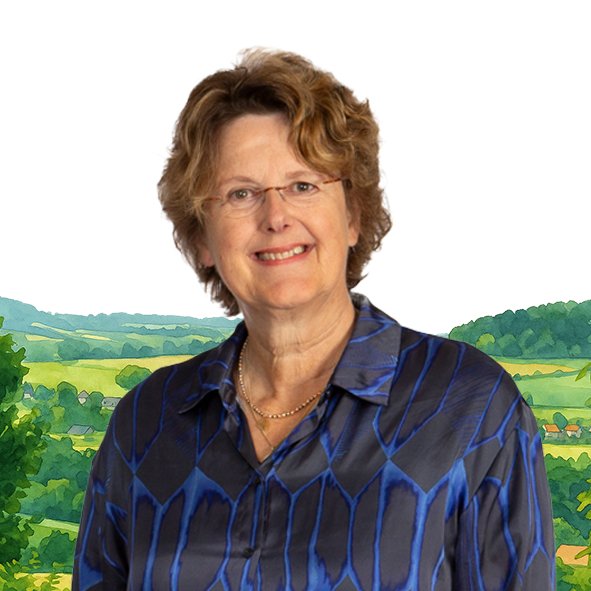 Een glimlachende oudere vrouw met bruin golvend haar en een blauwe blouse, staand voor een digitale achtergrond met een landschap van groene heuvels en velden.