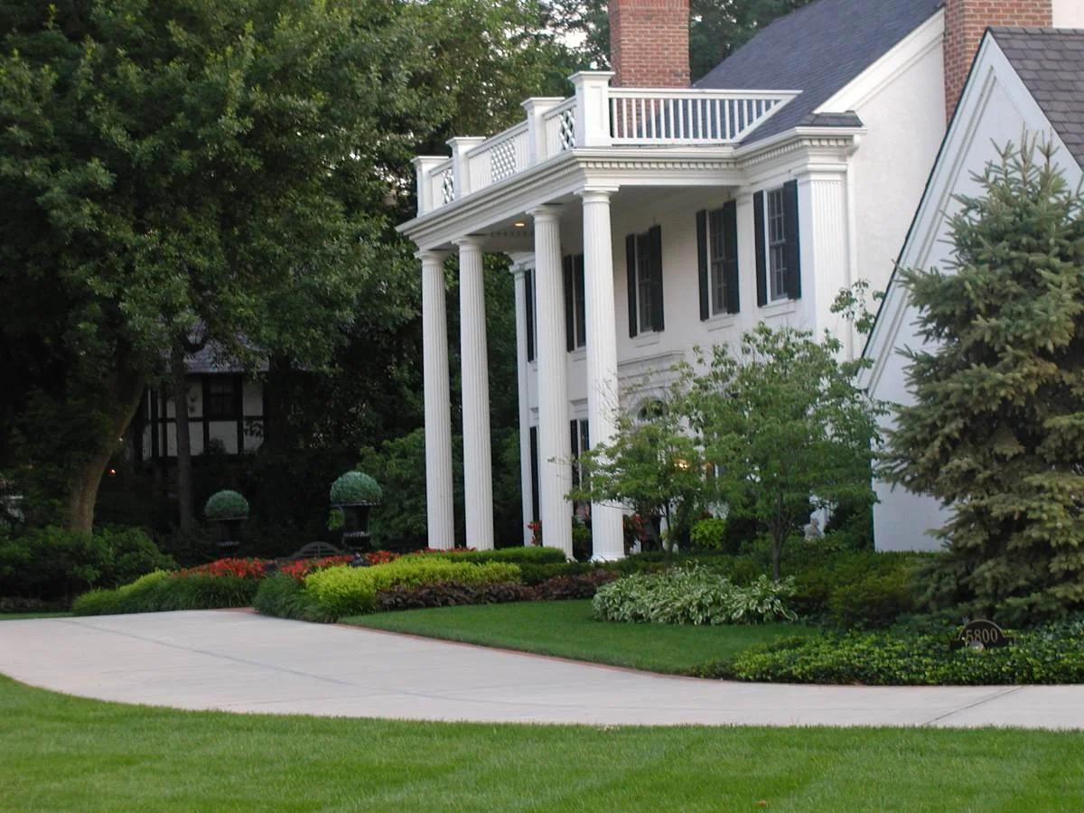 Front yard landscaping in Lake Quivira, KS