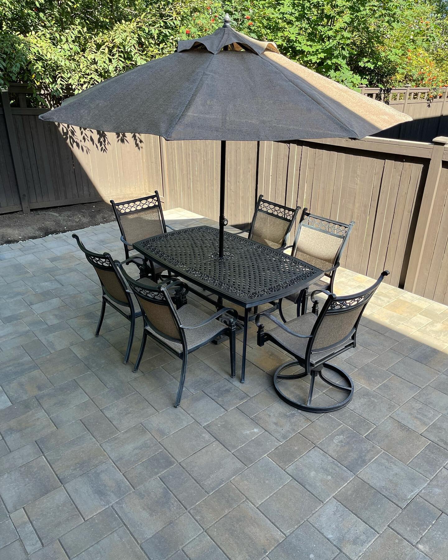 Check out this gorgeous raised paver patio we completed in Lynnwood,WA using Catalina Grana in Victorian with matching border. 

#lslandscaping #hardscape #patio #pavers #catalinagranapaver #outdoorliving