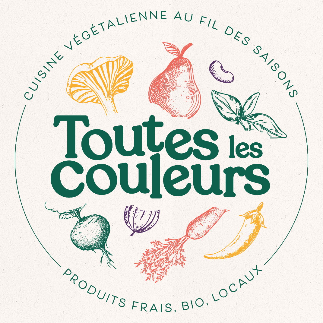 Logo "Toutes les Couleurs" avec illustrations de légumes, fruits, et herbes entourant le texte "Cuisine végétalienne au fil des saisons" et "Produits frais, bio, locaux".