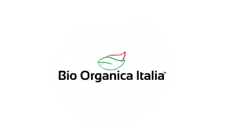 Logo de Bio Organica Italia avec un symbole de feuille verte et rouge.