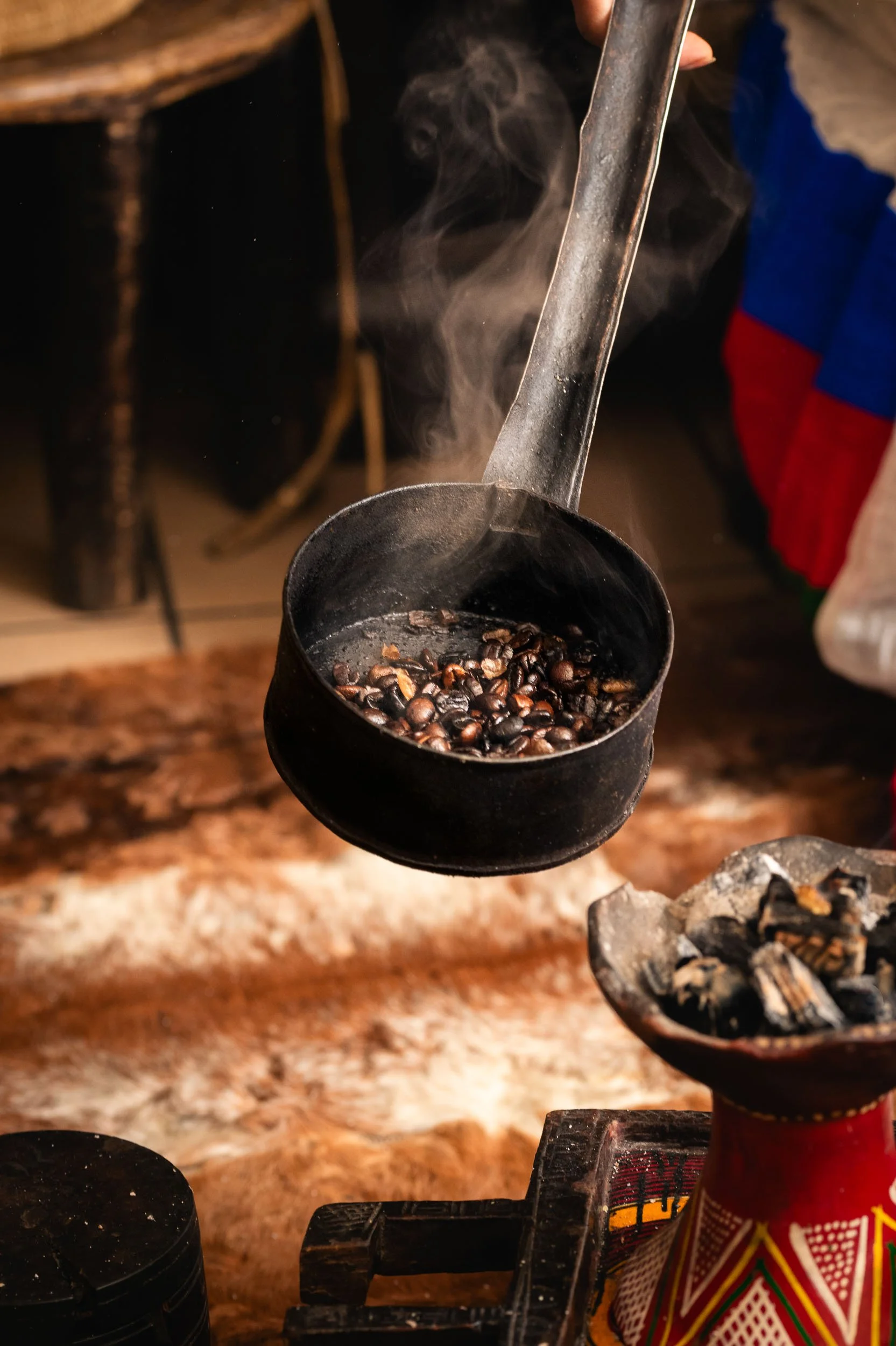 Photographie de café fumant en train d'être torréfié dans le restaurant éthiopien Messob à Lyon