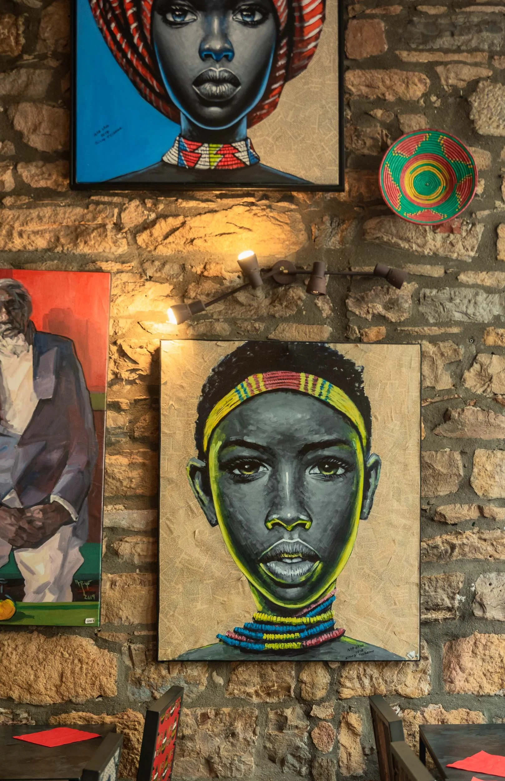 Photographie des peintures artistiques éthiopiennes du restaurant Messob à Lyon