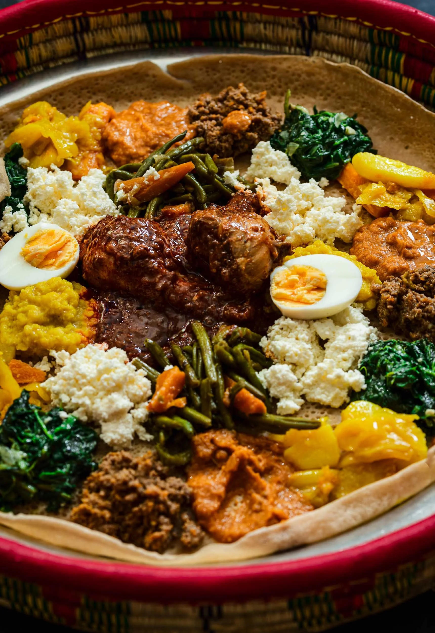 Photographie macro sur la crêpe éthiopienne et ses garnitures, issues du restaurant Messob à Lyon