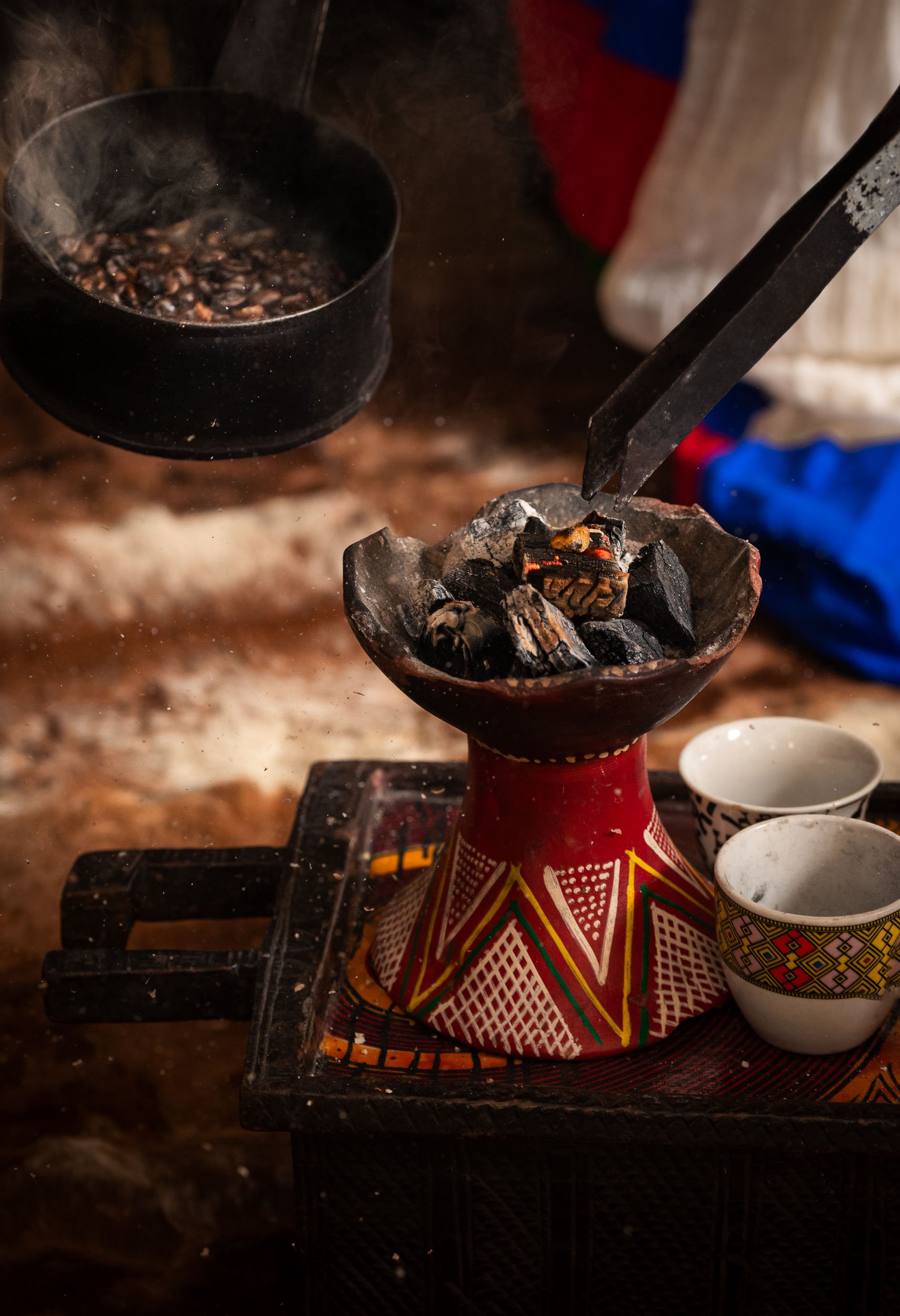 Photographie du charbon brulant lors de la torréfaction du café dans le restaurant Messob à Lyon