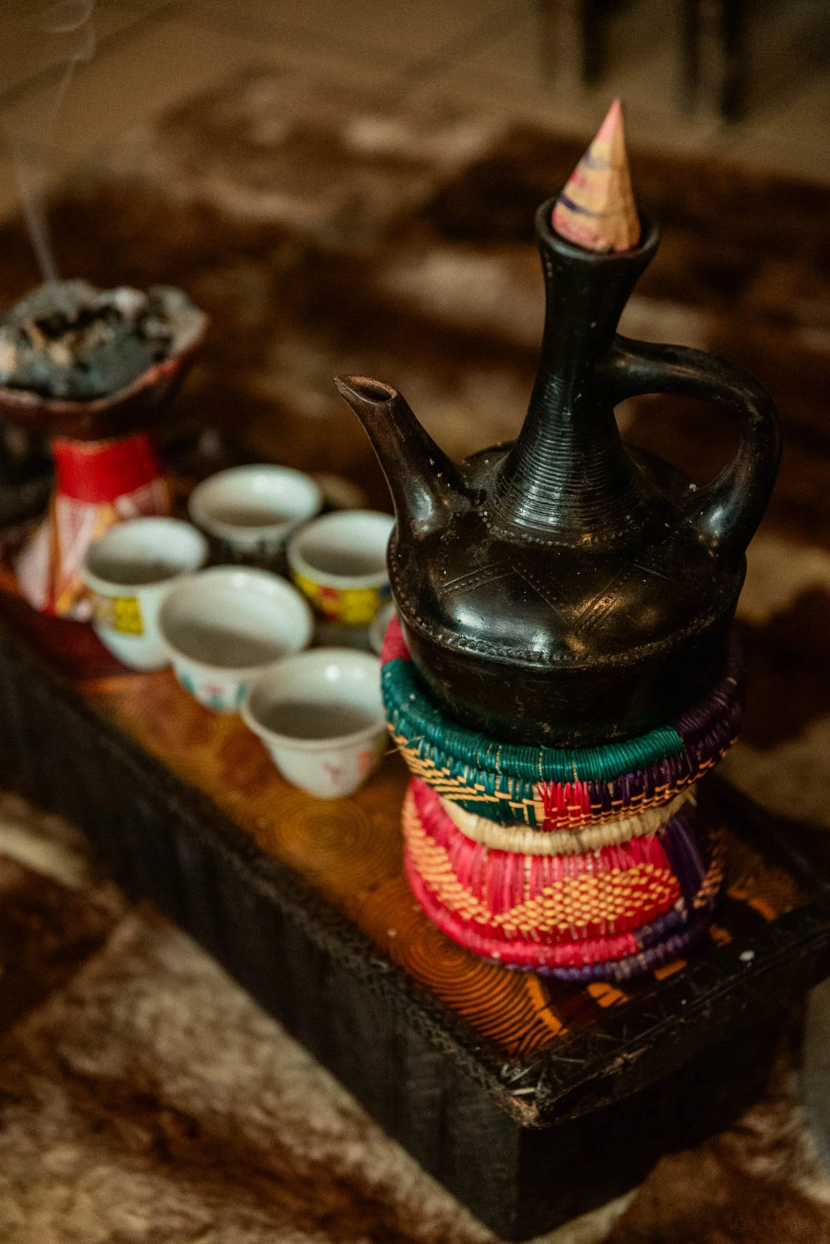 Photographie des ustensiles permettant de préparer le café dans le restaurant éthiopien Messob à Lyon