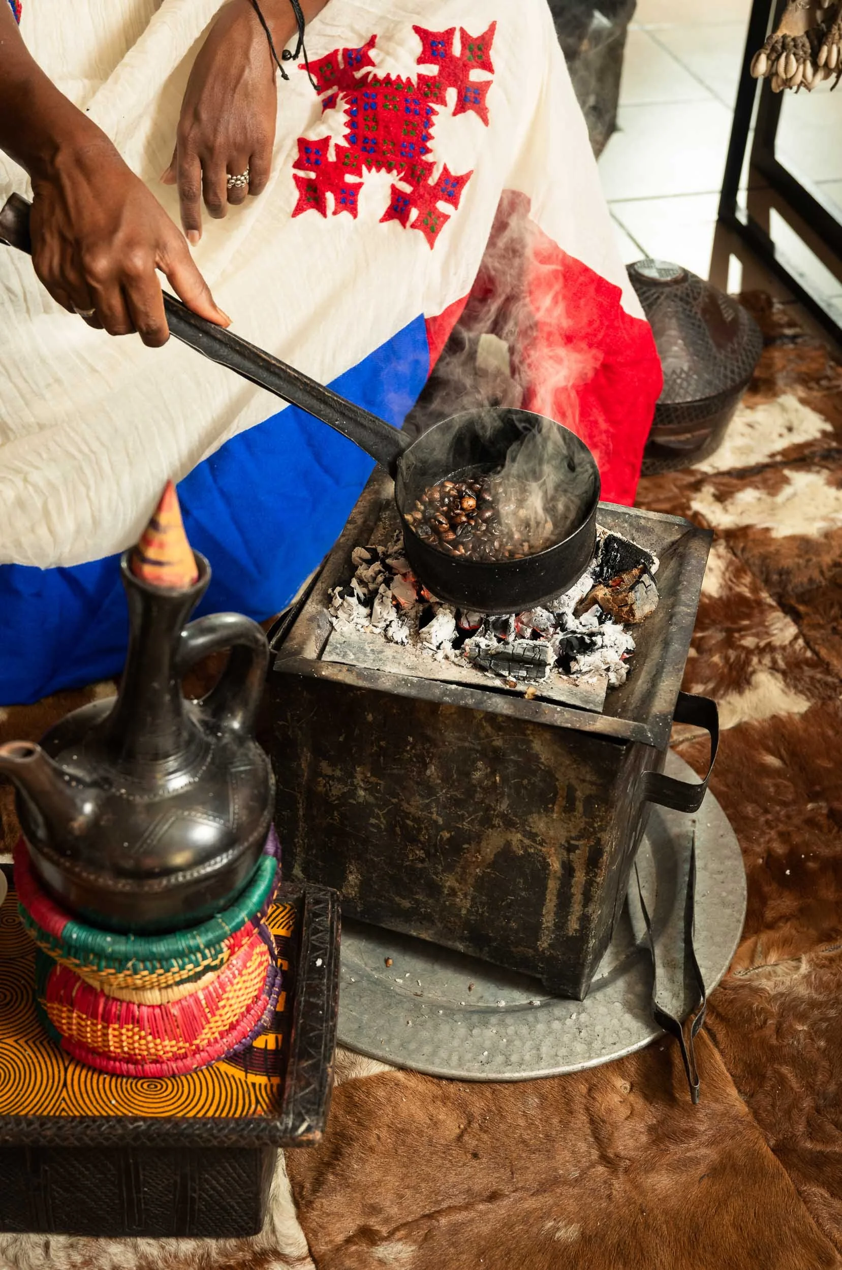 Préparation et torréfaction du café dans le restaurant éthiopien Messob à Lyon 6