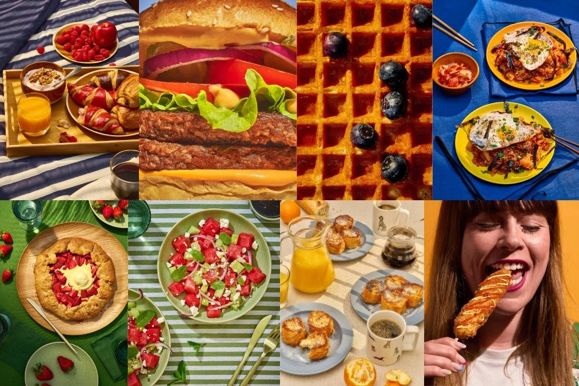 Image regroupant divers petits-déjeuners et repas, comprenant fruits, sandwiches, gaufres avec myrtilles, pizza, gâteau aux fraises, salade, pain perdu et une femme mangeant une brochette de poulet frit.