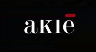 Logo avec le texte "akiē" en blanc sur fond noir et un accent rouge."