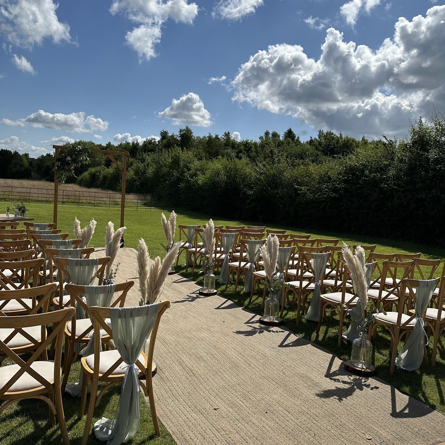 We love a Before &amp; After shot 🌿

The addition of colour alongside statement aisle dressing can create a huge impact and enhance an already beautiful setting. If your venue is more a blank canvas, don&rsquo;t feel you have to keep it neutrals, ad