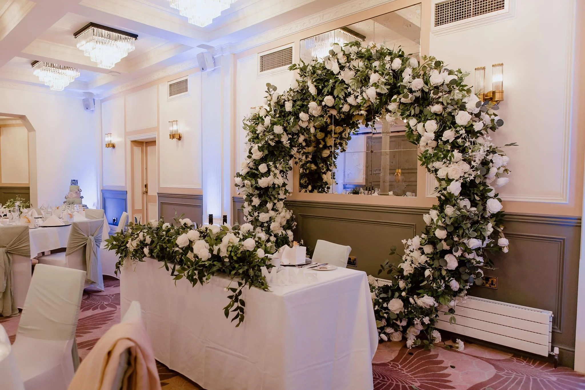 Sweetheart table and moongate