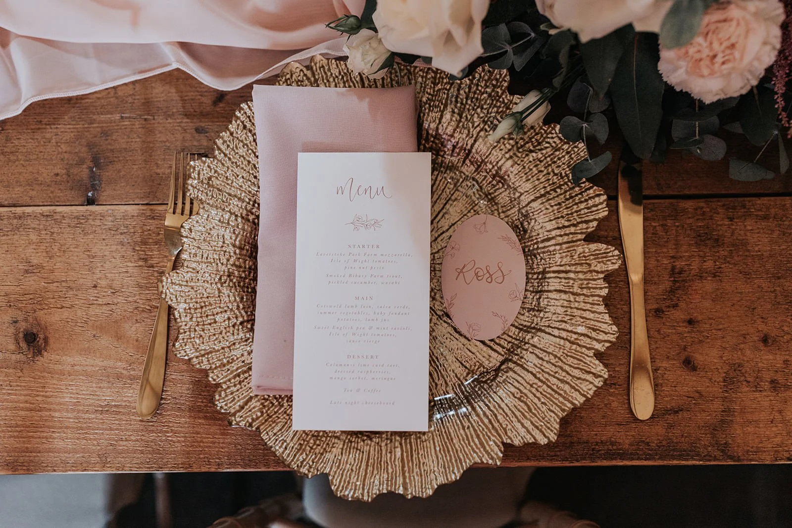 luxury-wedding-decor-styling-cotswolds-charger-plates.jpg