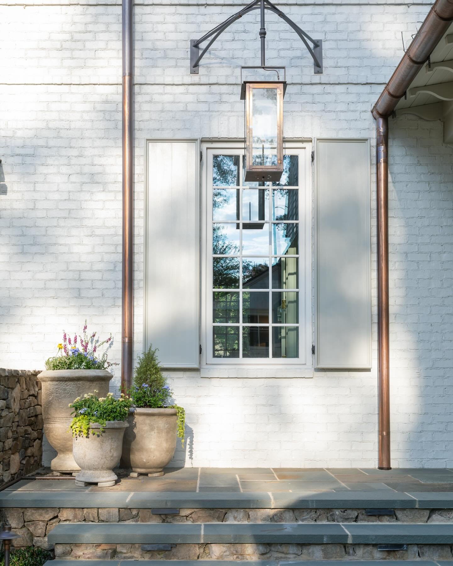 Welcome home&hellip;entry approach to one of our new builds.
.
.
.
.
.
#residentialarchitecture #pencildrawing #handdrawn 
#architecturaldesign #architecture
#mountainbrookal #entryporch