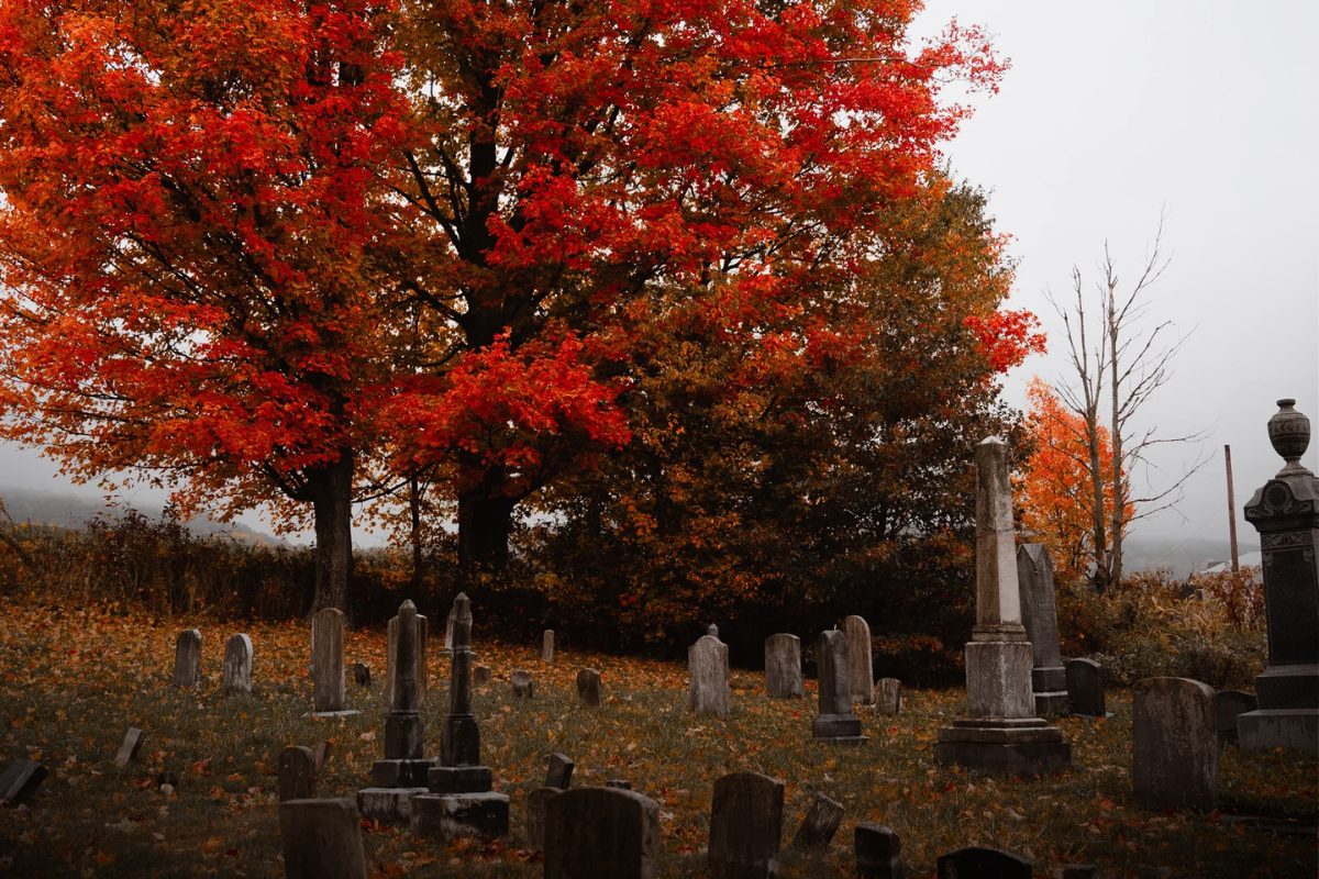 Why Fall Is a Good Time to Order a Headstone in Iowa