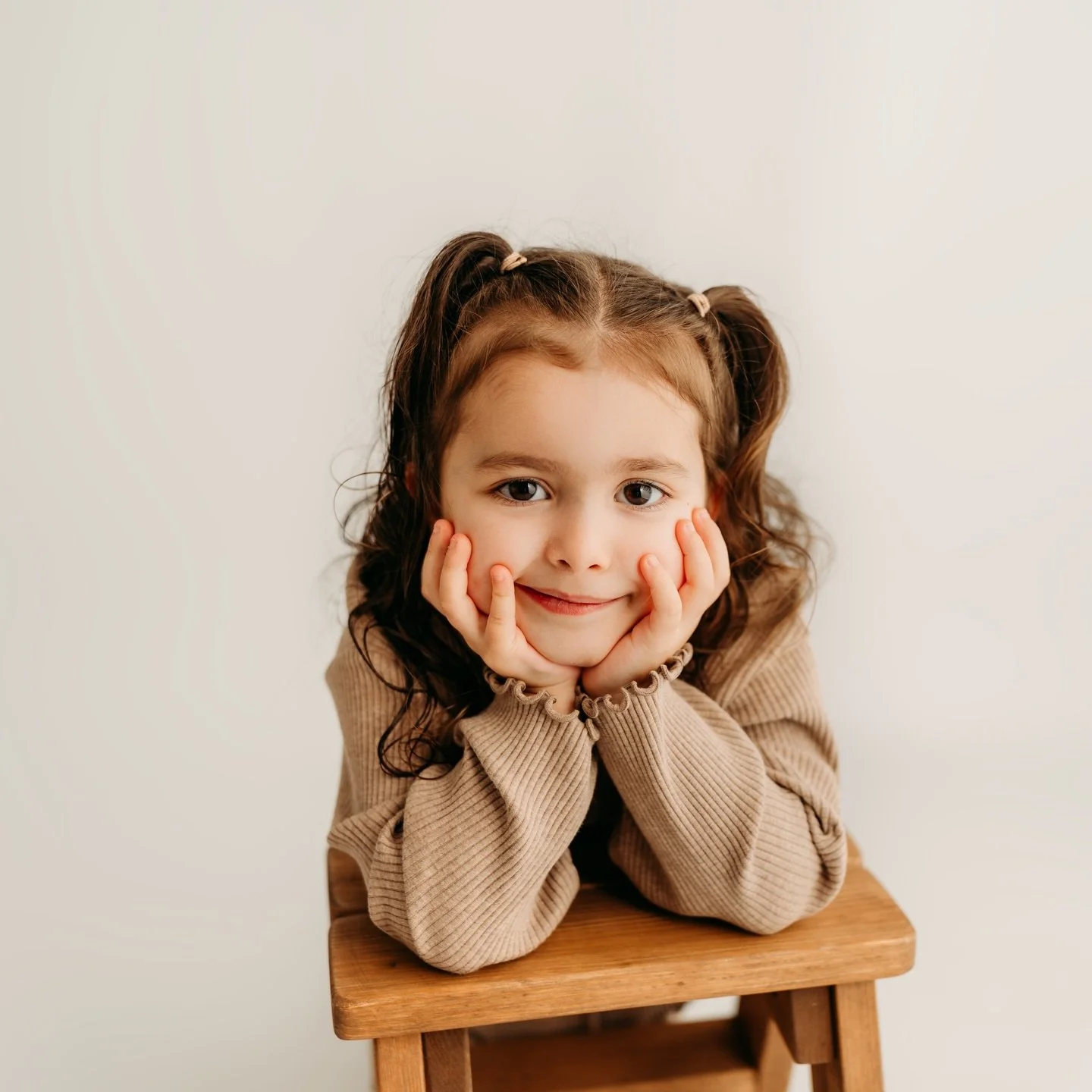 My baby girl modelling the new props 🤎🤍❤️

#ReigatePhotographer
#SurreyPhotographer
#surreymums 
#SurreyFamilyPhotographer
#SurreyKidsPhotography