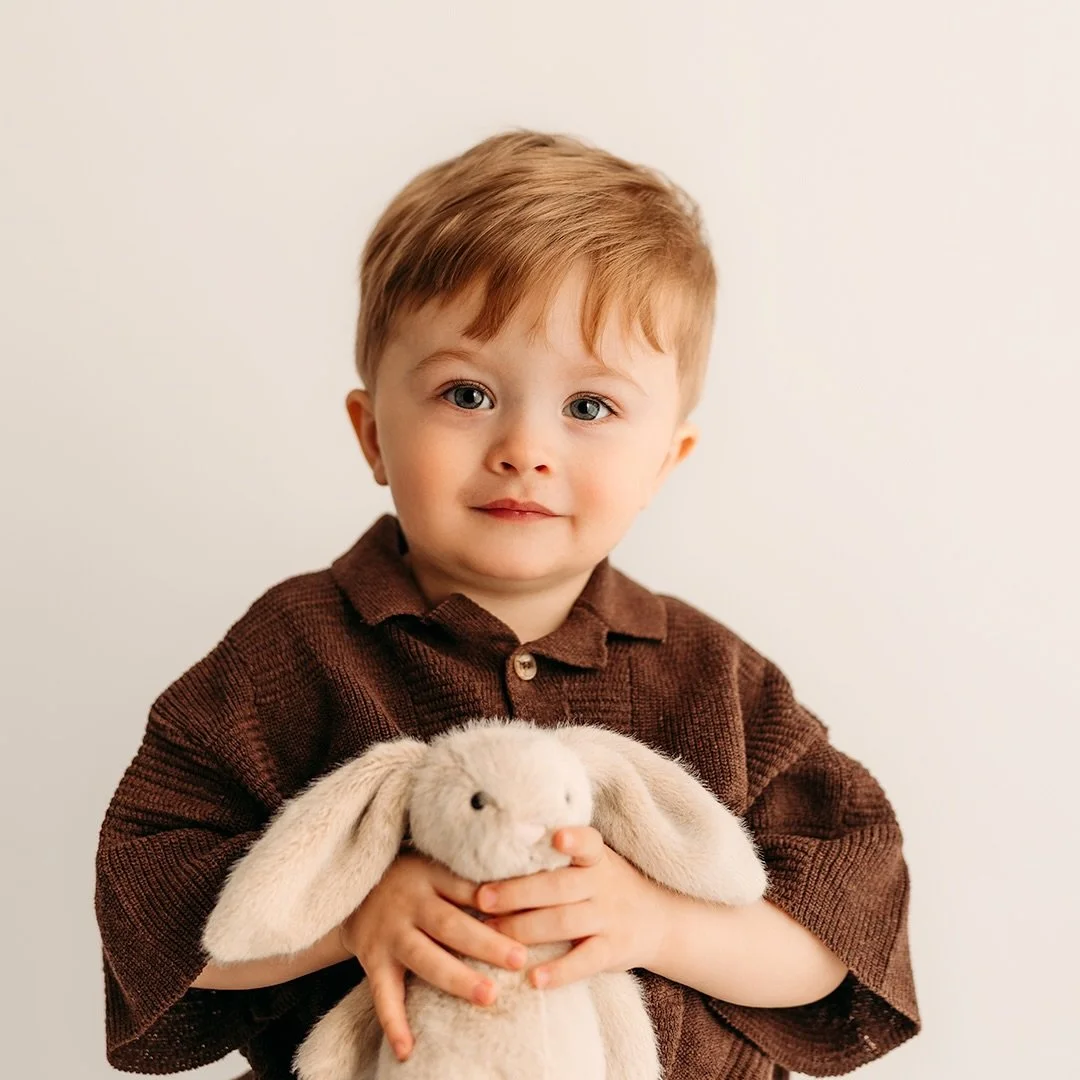 Another sweet session with one of my favorite little regulars 🤍 Watching them grow (and getting all these cozy, smiley moments along the way) never gets old.

#reigatephotographer #reigate #surreysmallbusiness #horleylife