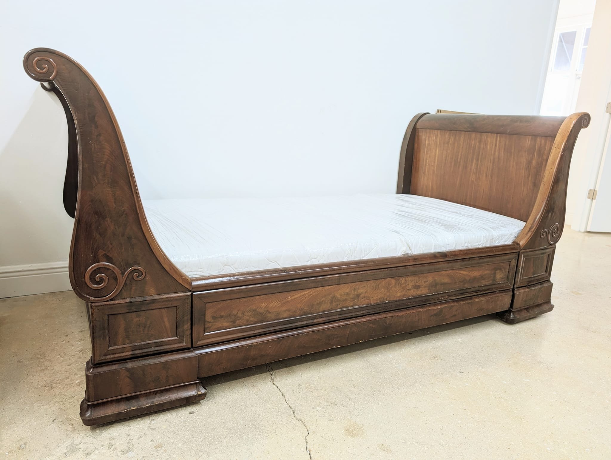 Giveaway! Beautiful mahogany sleigh bed, slightly smaller than a twin size bed, great for a child! Custom sized mattress included. DM me to pick up in Coral Gables.