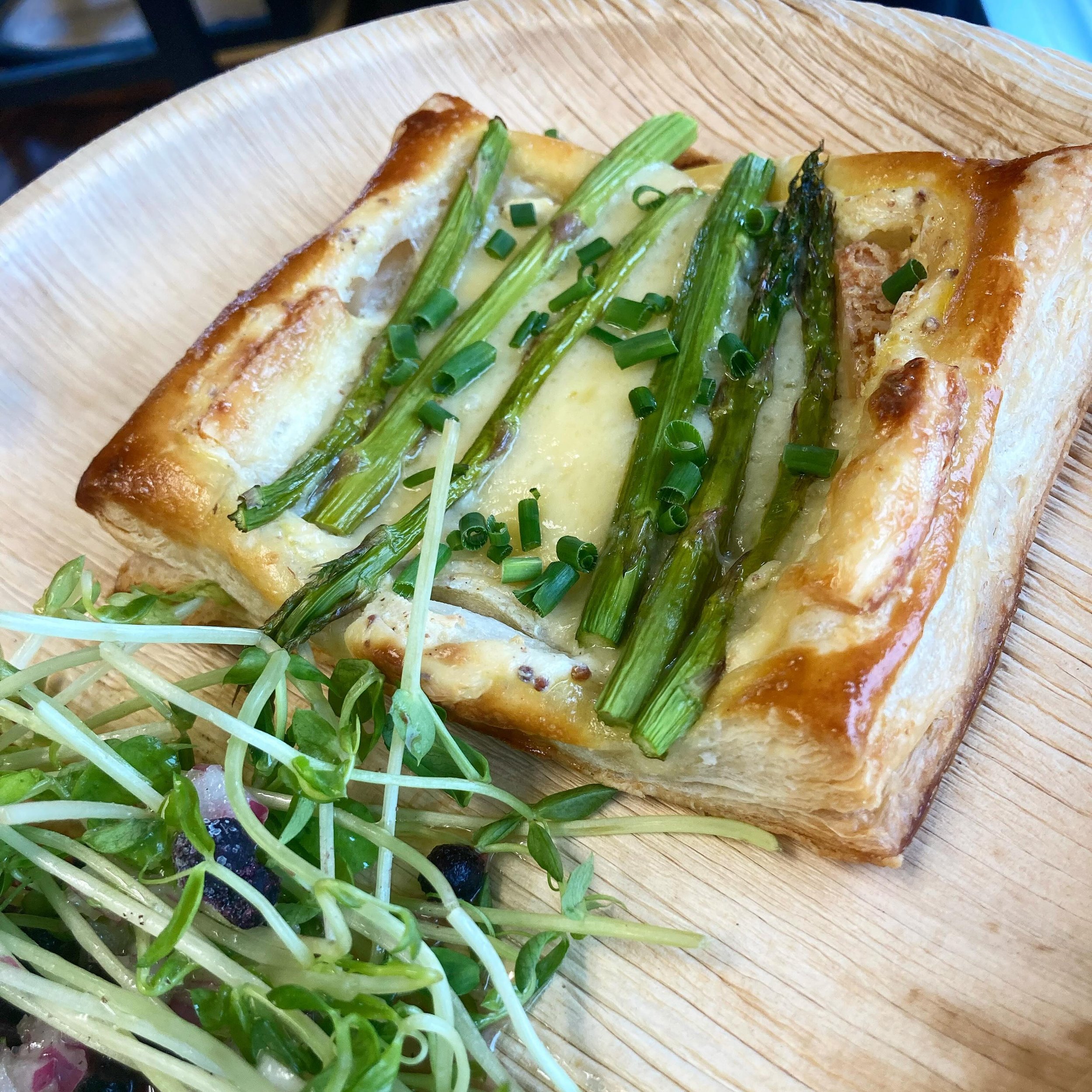 🍃Special this week! 🍃
Asparagus tart with gruyere and dijon- creme fraiche served with micro greens and blackberries~
A perfect mother&rsquo;s day treat ❤️

#maineeats #207 #mainebreakfast