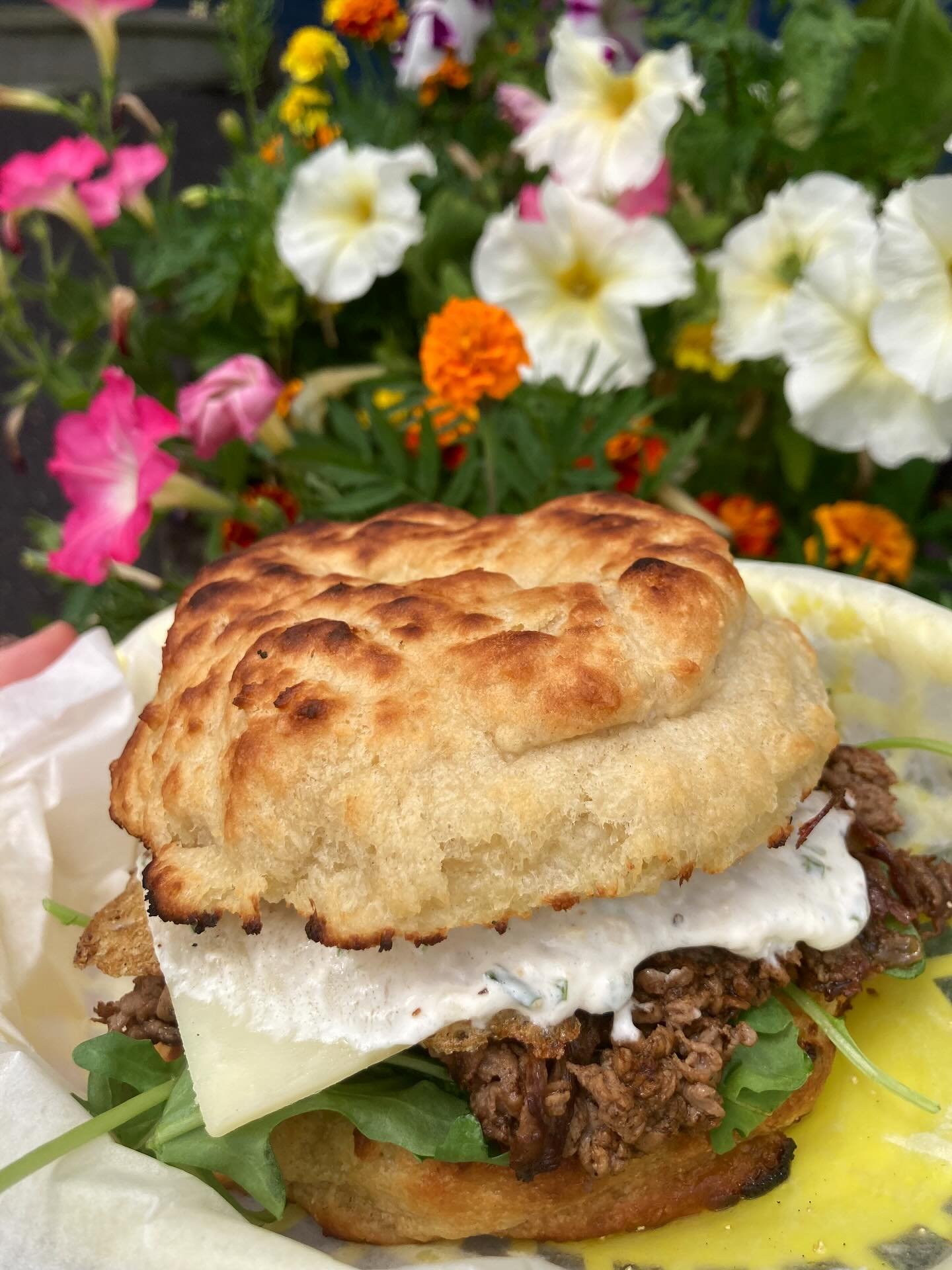 🦄Special🦄
Shaved steak, horseradish cream sauce, egg, arugula and cheddar on a buttermilk biscuit
#207 #maineeats #mainebreakfast