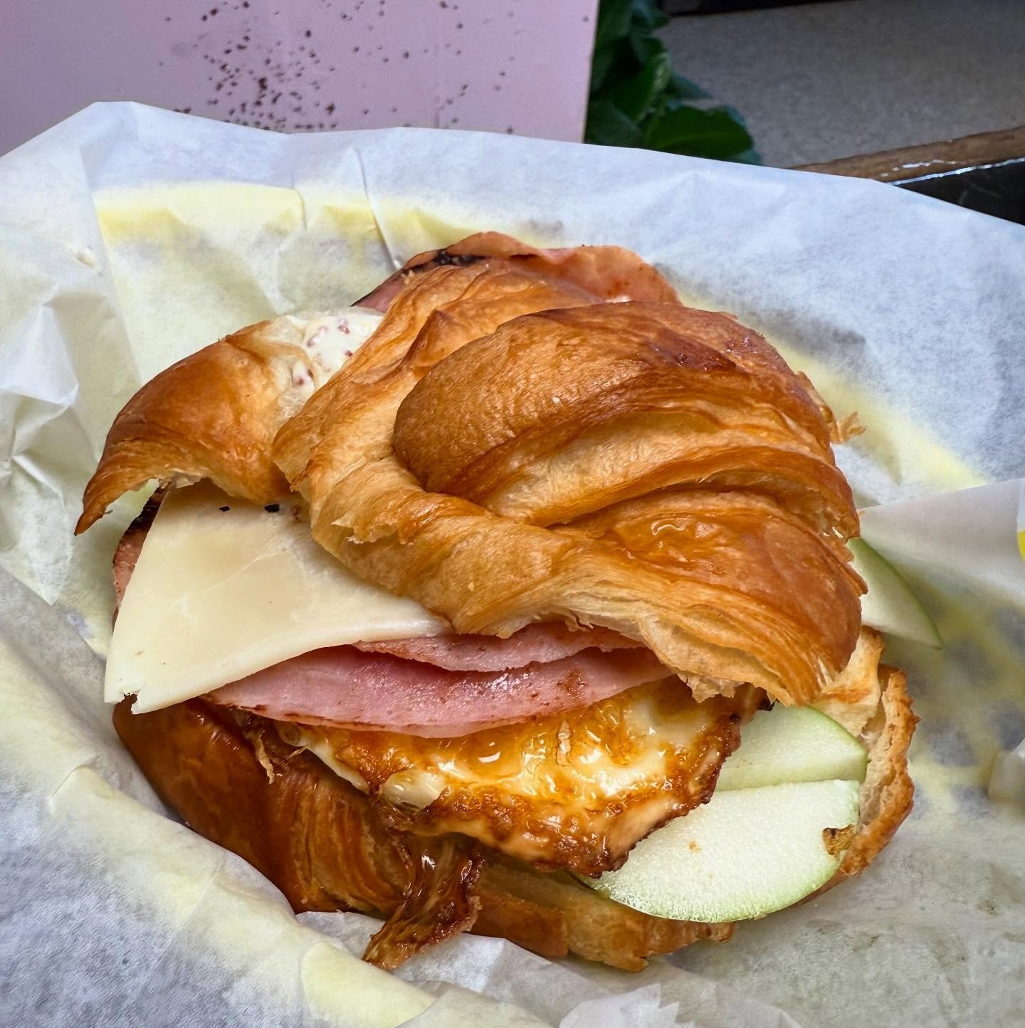 🐝🍏Special!🍏🐝
Fried egg, green apple, honey ham, cheddar cheese and dijonnaise on a grilled croissant 🥐
#maineeats #207foodie