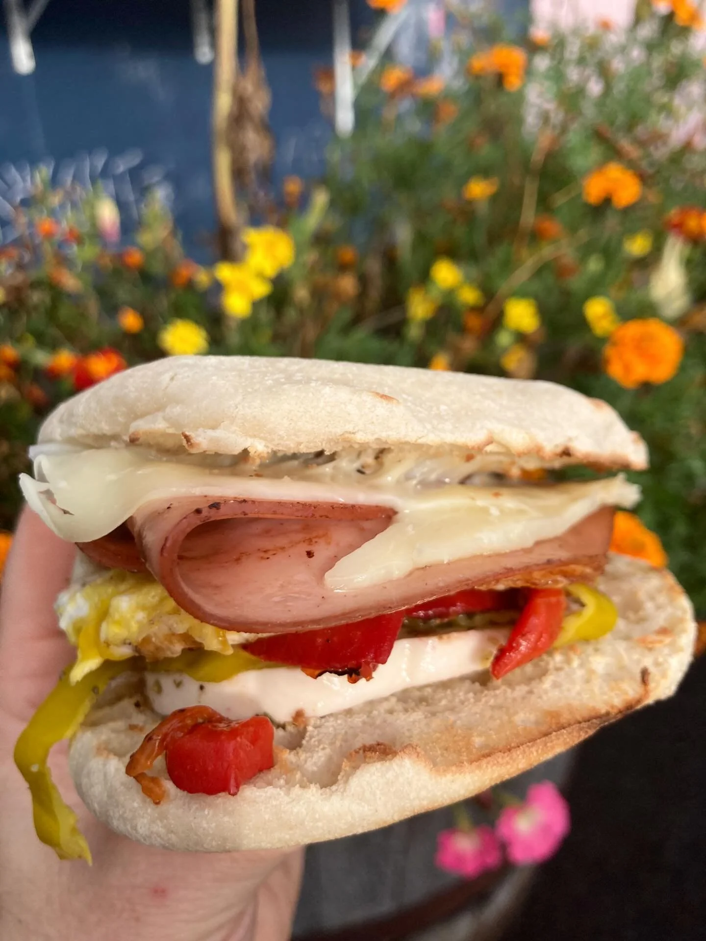 🇮🇹Special🇮🇹😙👌
Fried egg, mortadella, marinated mozzarella, provolone, roasted red peppers and pepperoncini on an english muffin
#maineeats #breakfastsandwich #207 #moltobene