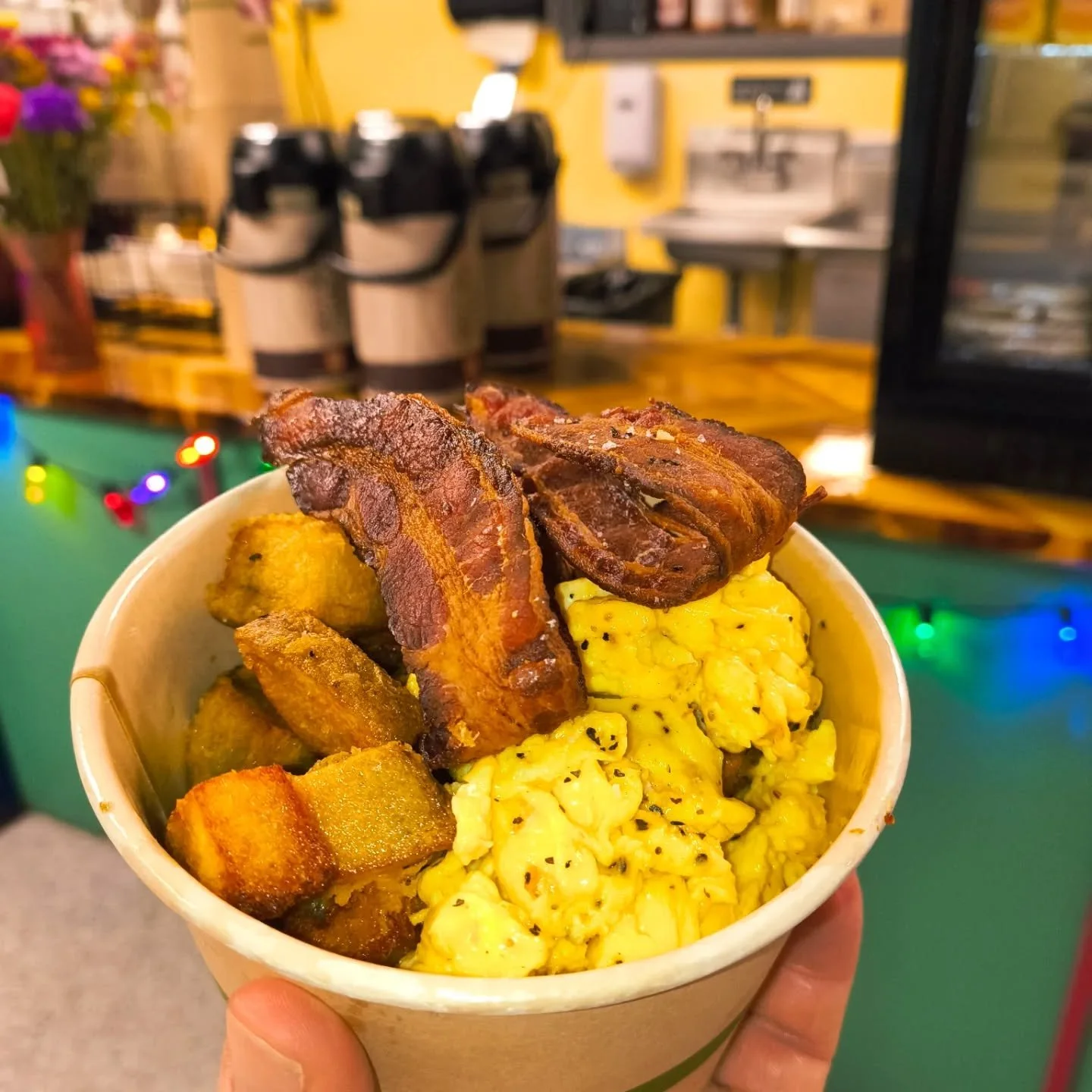 🍳 Breakfast Bowl special🍳!
&hearts;️Scrambled eggs, lightly breaded fried potatoes, cheddar cheese and your choice of bacon, sausage or veggie sausage! &hearts;️

#207 #maineeats
