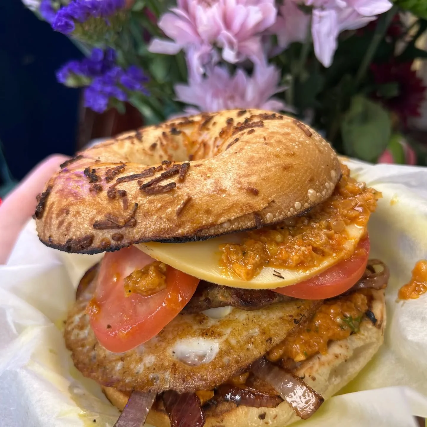 ⭐ Special ⭐ 
Turkey sausage, fried egg, romesco sauce, tomato, smoked gouda and grilled onions on an asiago bagel 🎉

#207 #maineeats