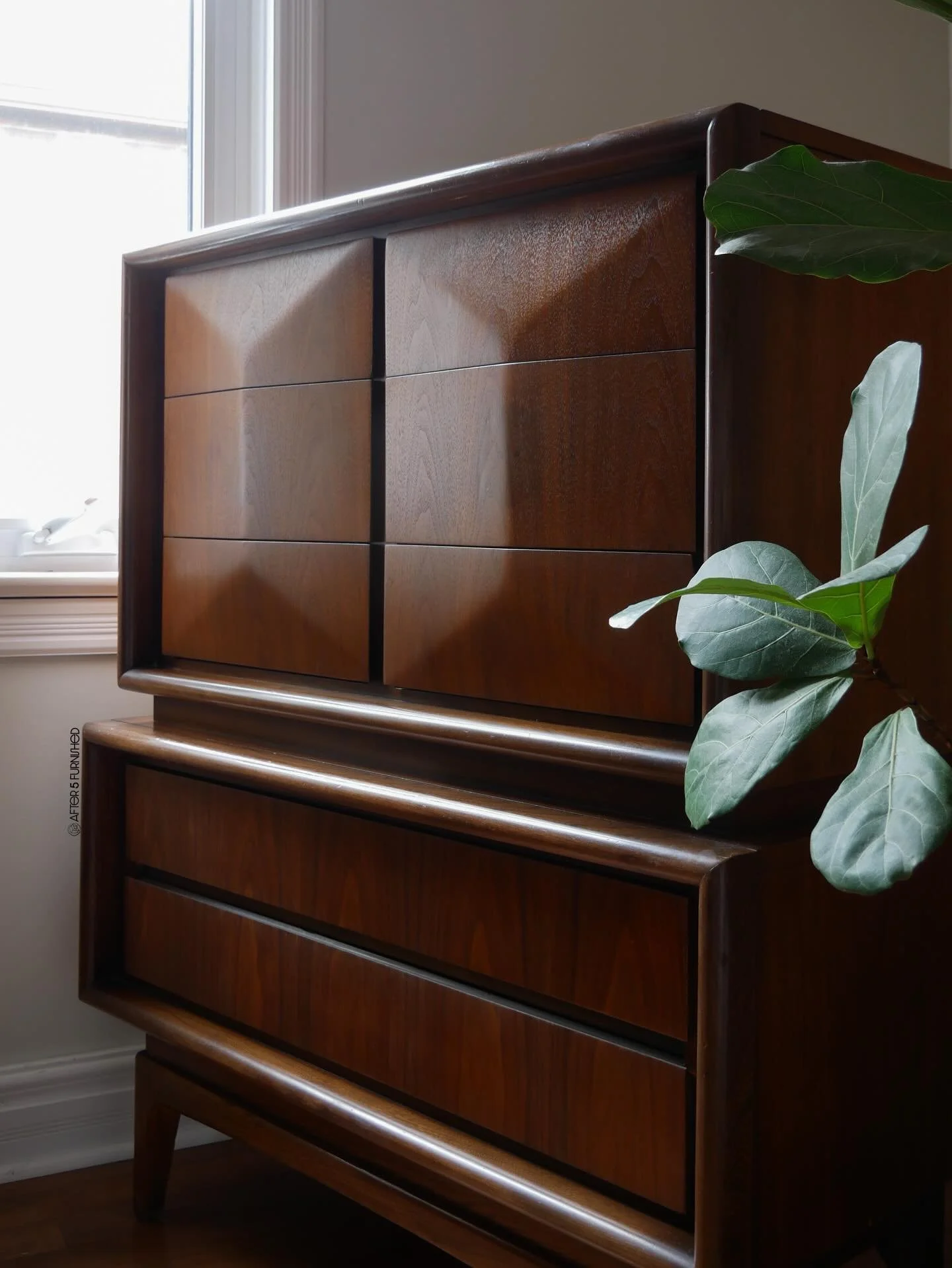 Rainy days call for cool furniture, so bring home this dresser today :)

This mid-century walnut tallboy is one of those pieces that stops you mid-scroll. The sculptural diamond-front drawers? Instantly recognizable. But here&rsquo;s the twist:

Ther