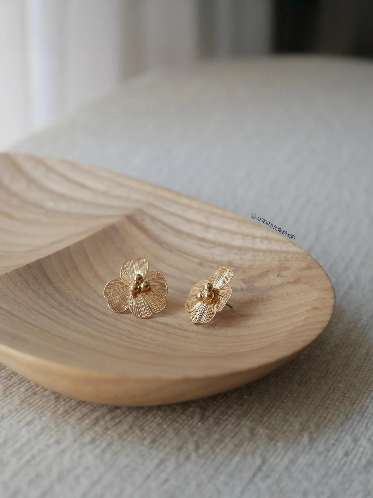 Organization but make it aesthetic and a little fun.

The Cheeky Tray was designed to lovingly caress small knick knacks with its soft rounded curves. A centre &ldquo;crack&rdquo; also doubles as a divider, and hints at something else 🍑.

It&rsquo;s