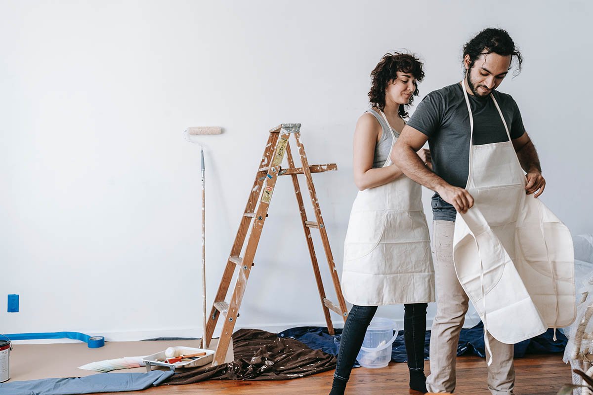 couple prepping to paint