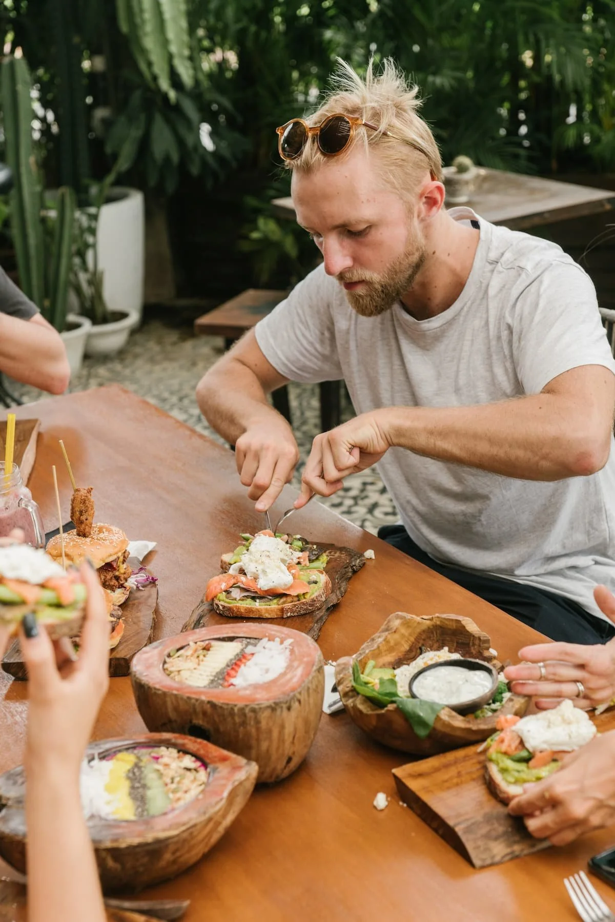 Man cutting into his food.