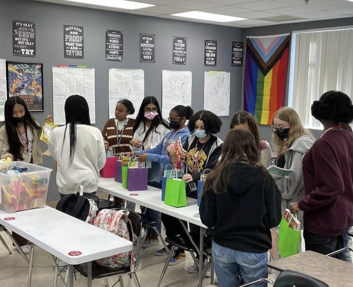 Palm Beach Central High School Broncos Create 20 Arts &amp; Crafts Bags to Support Foster Youth