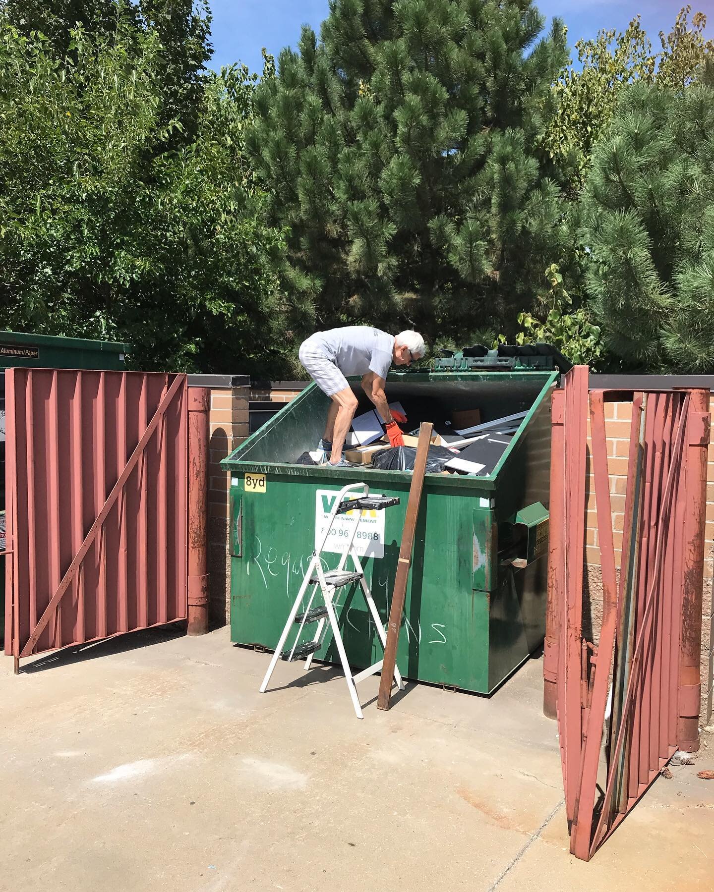 Many thanks to our fearless dumpster diver for saving the day after a kitchen sink accessory accidentally got trashed 🙌🏻