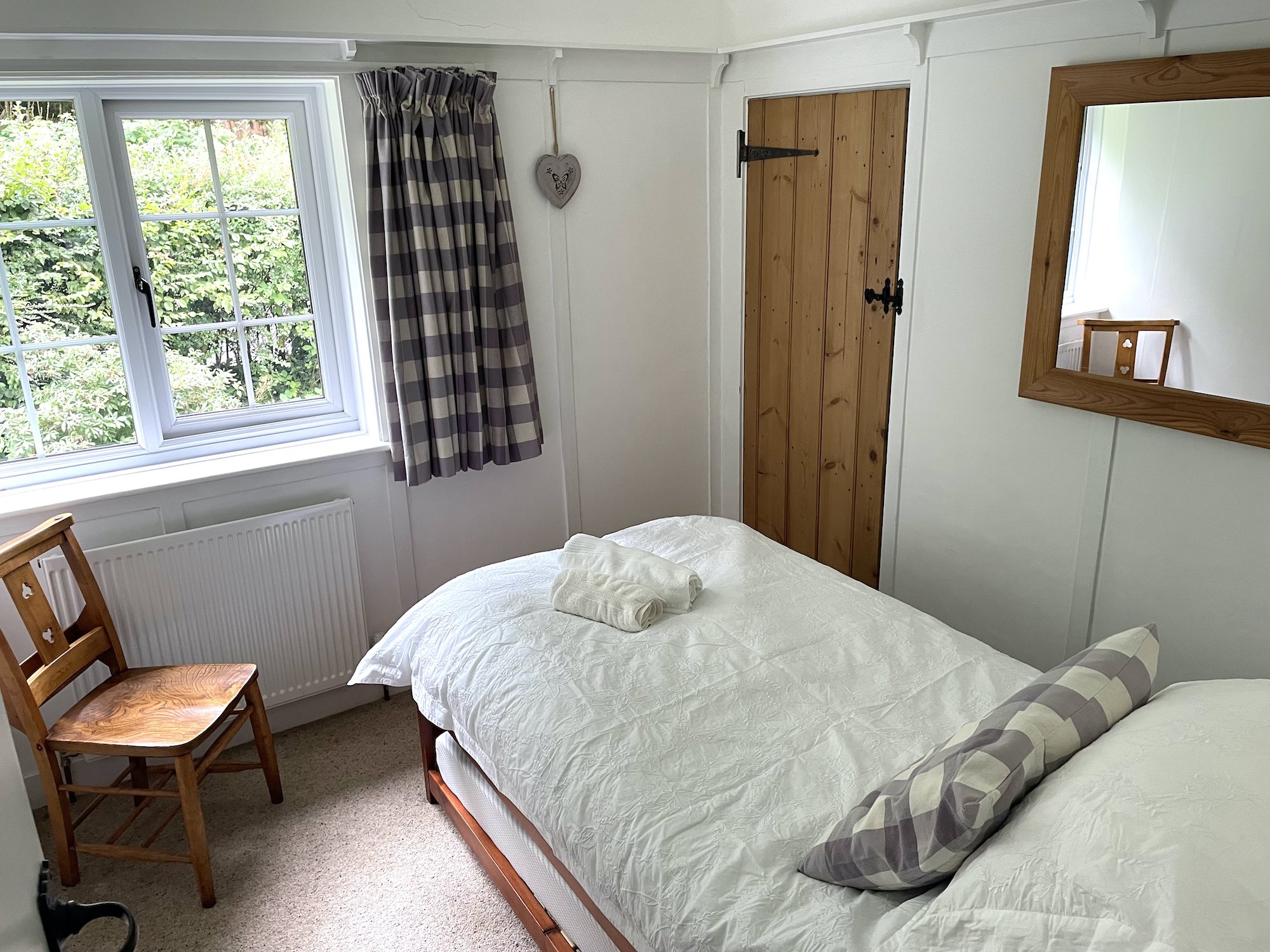 Cottage 1 middle bedroom.jpg