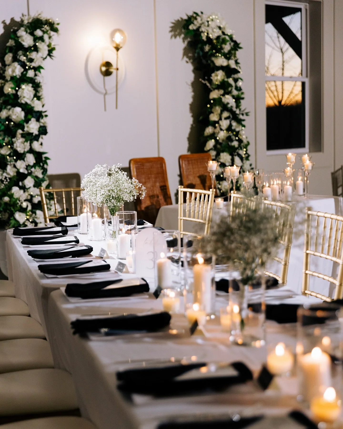 The dreamiest head table 🖤