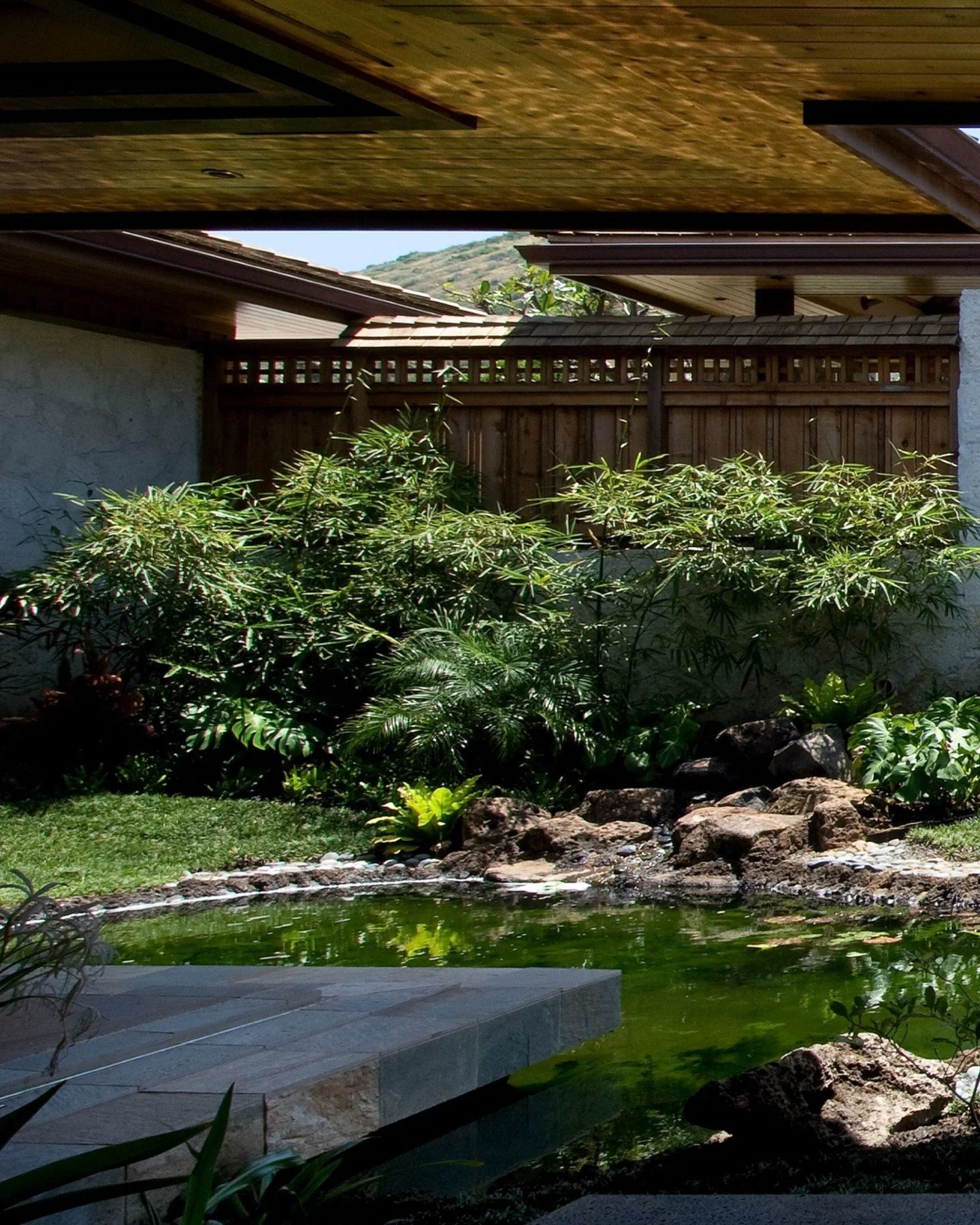 Swipe to take in the full panoramic view of the Portlock Residence courtyard. Would you design a courtyard like this in your home?

#hawaiihomedesign #hawaiihome #indooroutdoor