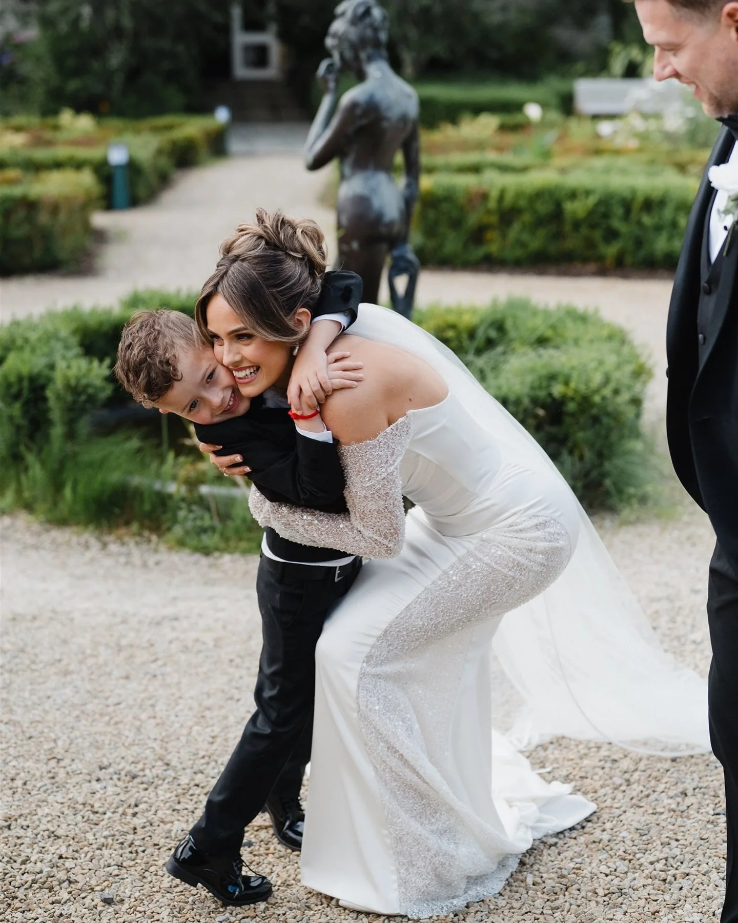 Lots of hugs for new Aunt Kim 💕
.
@kim_mulligan25 
@lougheskecastle 
@gmkitchens 
@shutterandlightweddings 
@mcgarryweddingdesign 
@pearlsandlacebb 
@juliemckiernan_ 
@makeup_by_emmakate 
@aimeecorry.hairdressing 
#donegal #fermanaghwedding #wedding