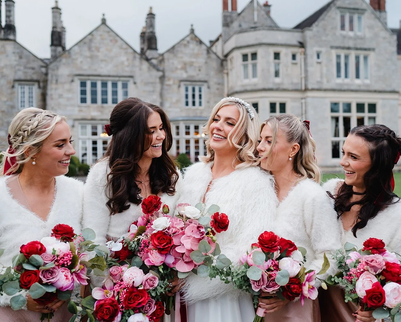 @shaunagx with her ladies &hellip;. Throwback to this stunning autumn wedding #weddingflowers @sassandhalo @loughrynncastle @chelseaelizabethxo @fionashairandbeautystudio @aoibhinng 
.
#weddingsireland #irishbride #loughrynncastle #loughrynnweddingph
