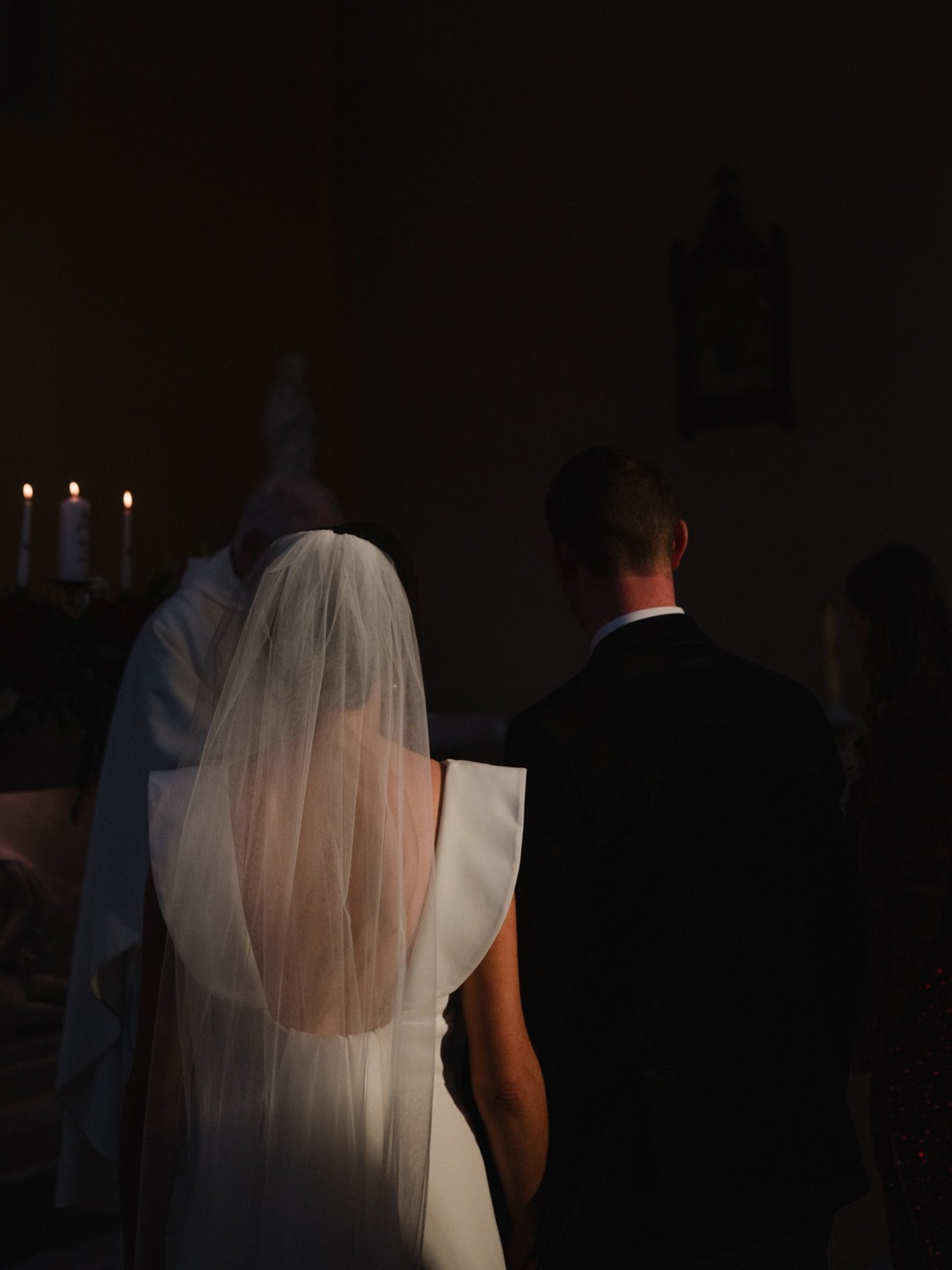 When the Winter Light hits just Right 🤍
.
@loveelliebridal @breegey93 @bouquets2banquet @cmp_productions @ellen.lunney @roseybreen @forreelmoments @molliemckeevermusic