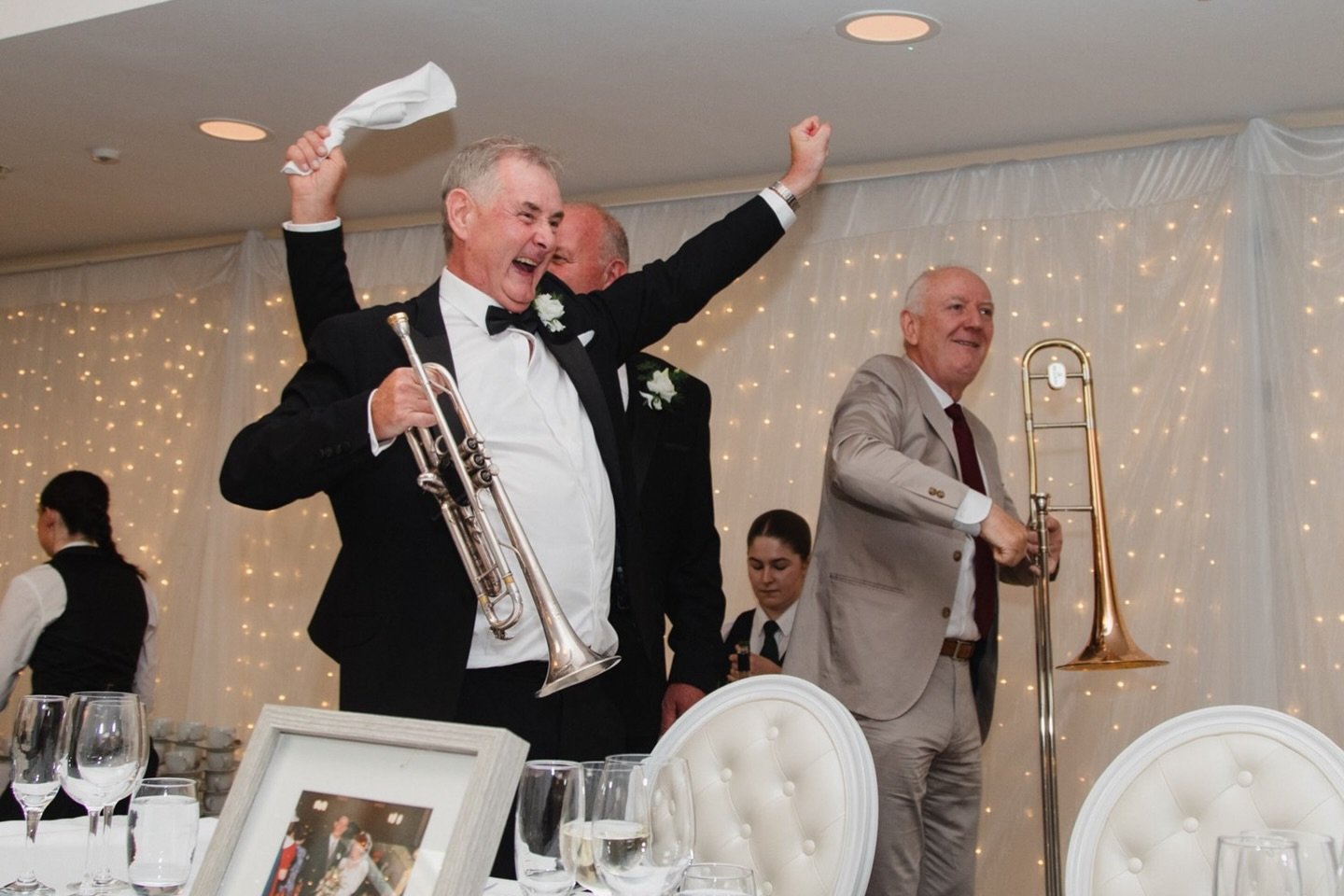 It&rsquo;s the weekend🤍
.
One the best dinner room entrances I ever seen 🎺 @lougheskecastle with @niamhdinsmore @cmp_productions 
.
#weddingphotography #weddingday #irishwedding #lougheskecastle