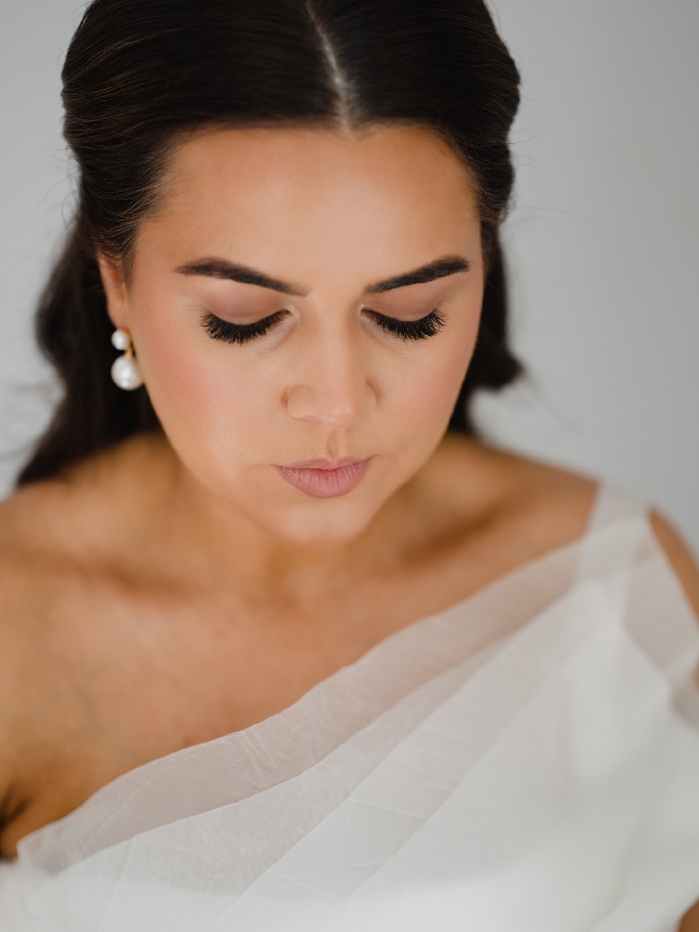 Perfection 👌
.
Bridal Make up @lk_lulabellebeauty with @bronaghquinn___ @theonebysineadcorcoran 
#bridal 
#bridalmakeup 
#weddingday
@donegalwedding