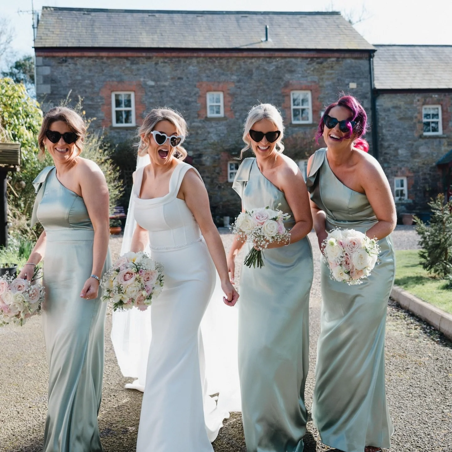 This was last Saturday ☀️☀️ oh please bring back this weather. Bride Alicia and her bridesmaid enjoying the sunshine 😎.
@kilcootrybarn 
@romantique.bridal 
@nettles_petals 
@bobby_at_motion_media 
@tinytitan.agency 
@catherinesawyersmakeup 
@anita_m