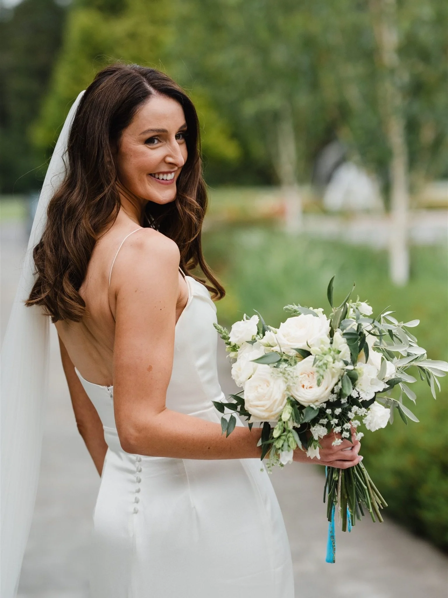 Niamh 🤍
.
@lougheskecastle @niamhdinsmore @tobi_and_ro 
#weddingday #bride #weddingphotography #irishbride #bridalbouquet