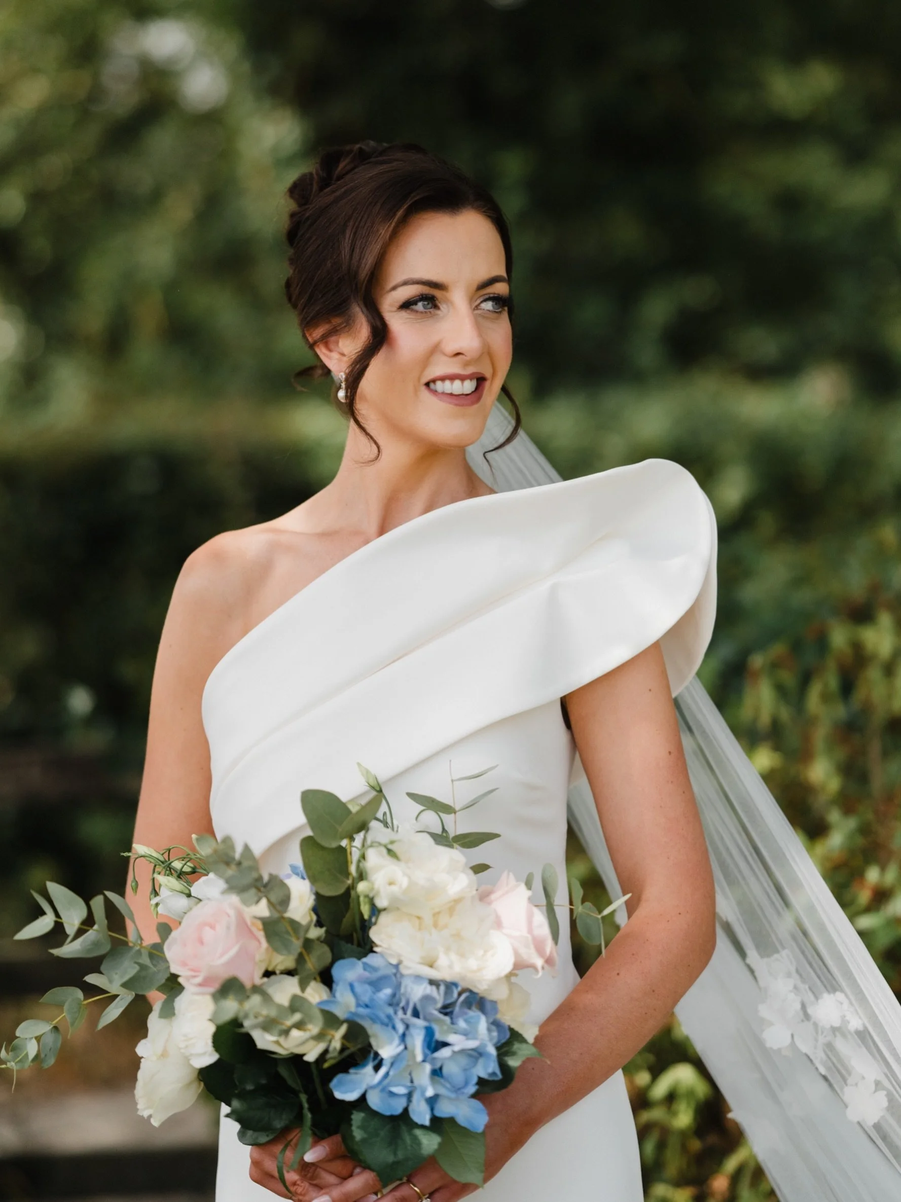 Edel 🤍.
.
@edelann1009 
@beauty_byjillwallace 
@roseybreen 
@lilynthorn 
@mogra_moments 
@whitehousebridal.ni 
@slieve_russell_hotel 
@thedresshouse1 
#bride #bridestyle #wedding #weddingday