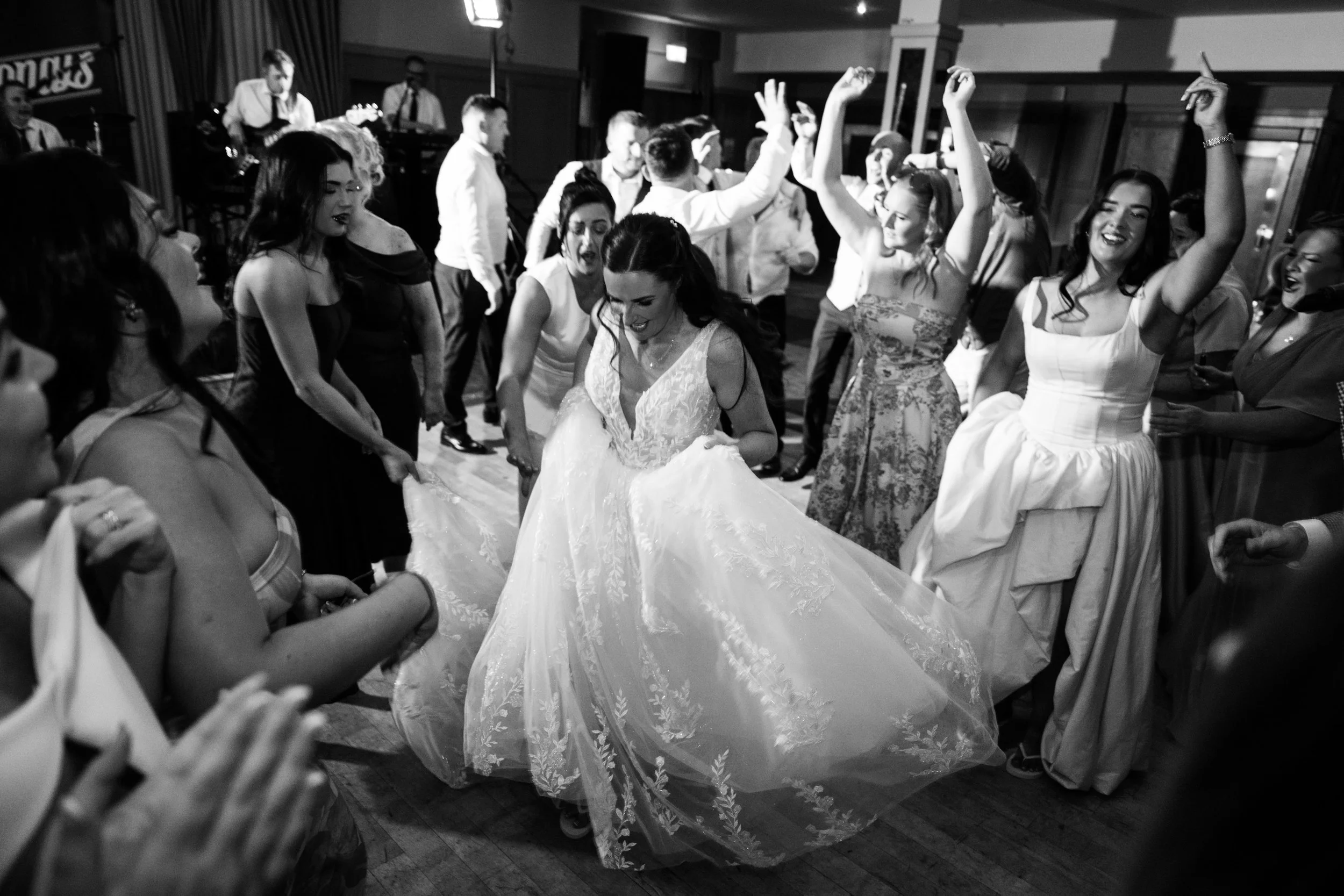 The best dance floor @theprofessionalsweddingband 
.
@kathy.toner1 @colin_mallon 
.
@hillgrovehotel 
#weddingdancefloor #weddingphotography