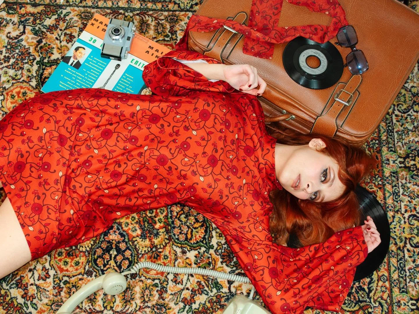 Welcoming the new season in the Persephone Minidress, the perfect garment to start with your autumn looks, handmade by us in the softest knit fabric!🍁
.
.
.
.
.
.
.
#70s #women #fashion #60s #orange #handmade #groovy #vintage #retro #orange #hippie 
