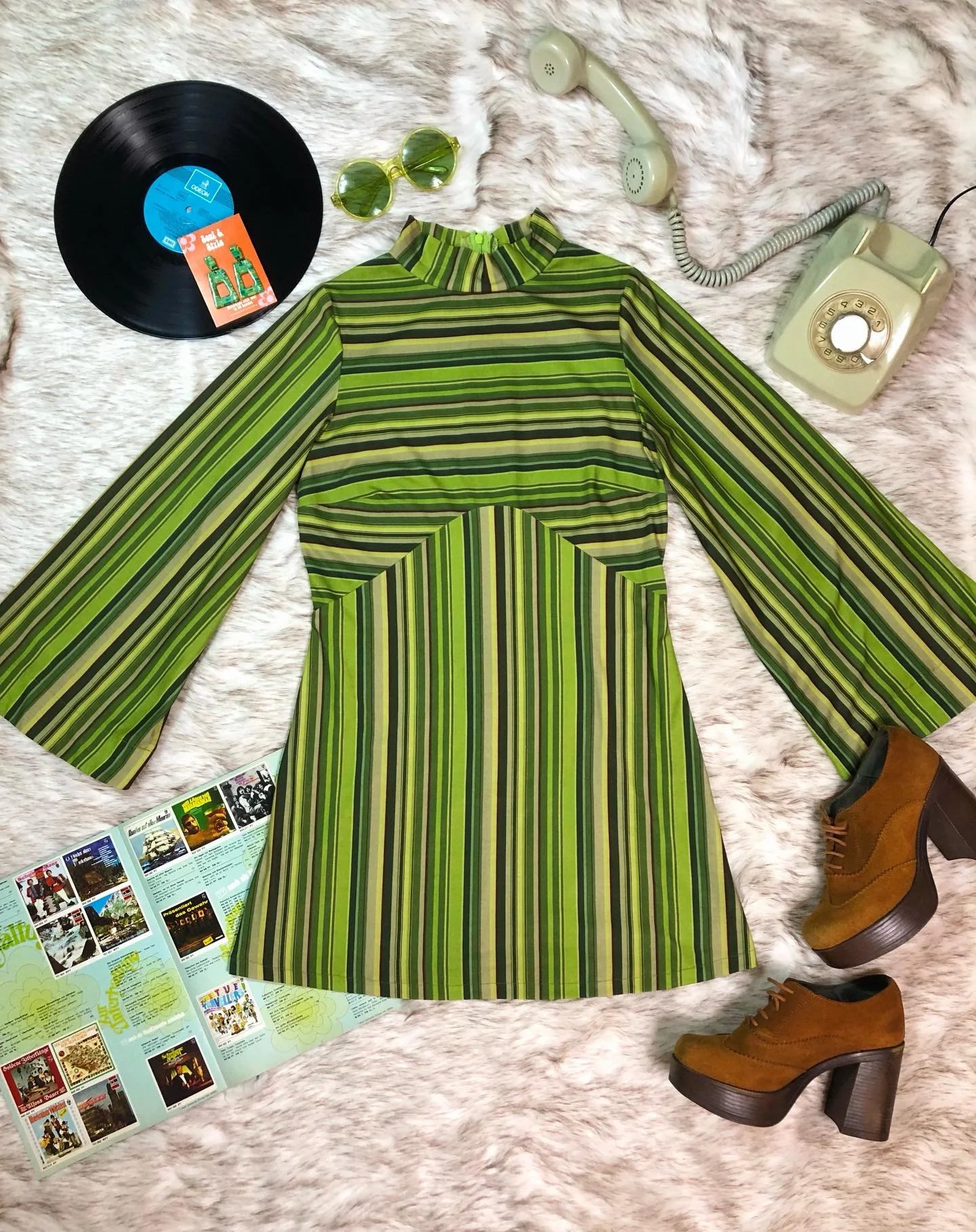 🌼SO GROOVY sneak peek!🌼

Introducing the Ursula Green Stripes Minidress, one of the new gems available as part of the new capsule collection this Friday!✨
.
.
.
.
.
.
.
#70s #fashion #groovy